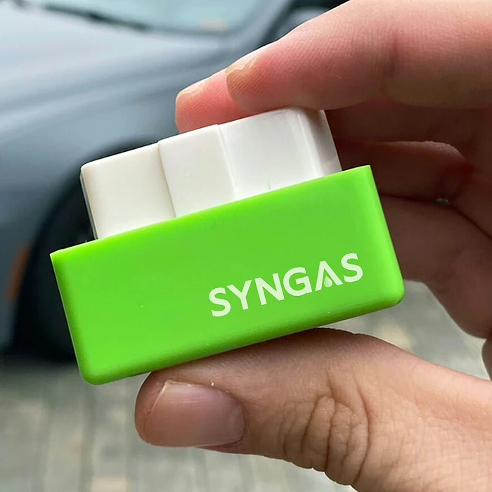 Hand hält den SynGas OBD2-Stecker